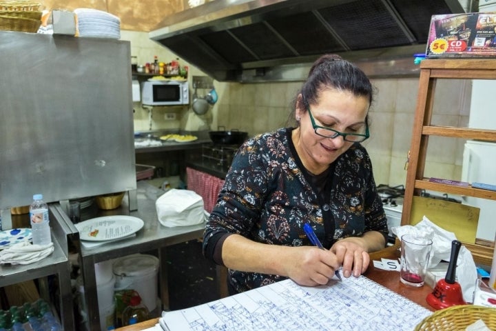 Nina toma nota de los pedidos de 'Bodega Zacatín' en el cuaderno.