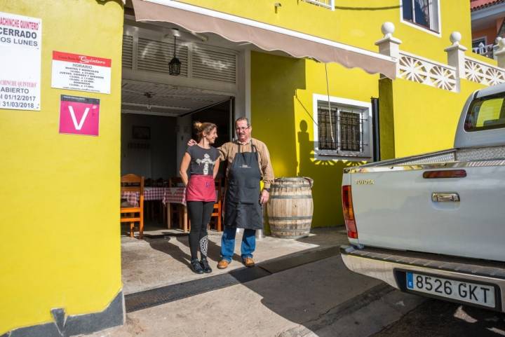 El matrimonio propietario del guachinche Quintero a las puertas de su negocio, en Tenerife.
