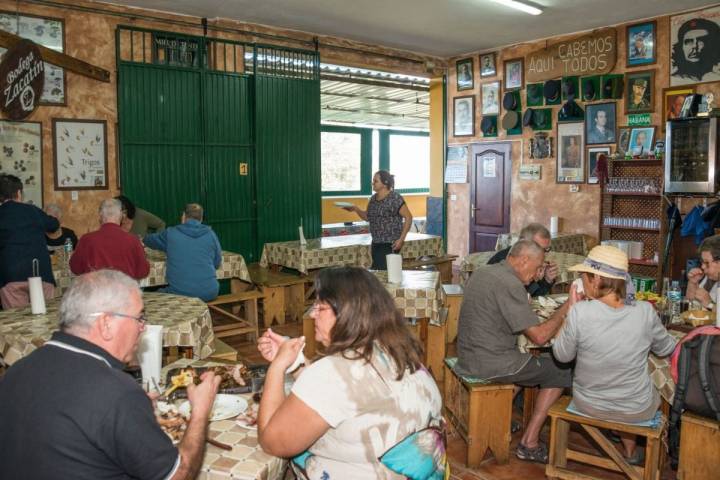 El comedor del guachinche Bodega El Zacatín, en Tenerife, lleno de gente local y turistas en sus mesas.