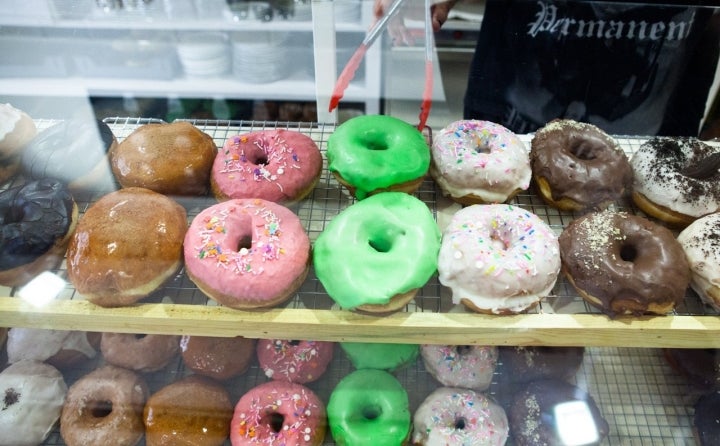 Todos los 'donuts' de 'Delish' están elaborados a mano.