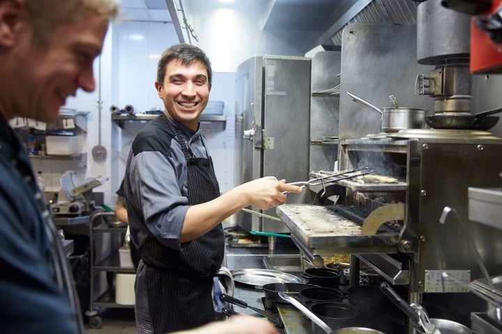 En la cocina, alegría a pesar del trabajo.