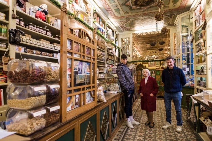 La familia Villacampa Sanvicente regenta 'La Confianza', punto clave de la capital oscense.