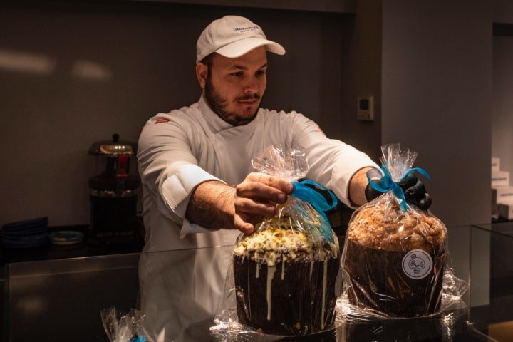 Alejandro con dos panettones.