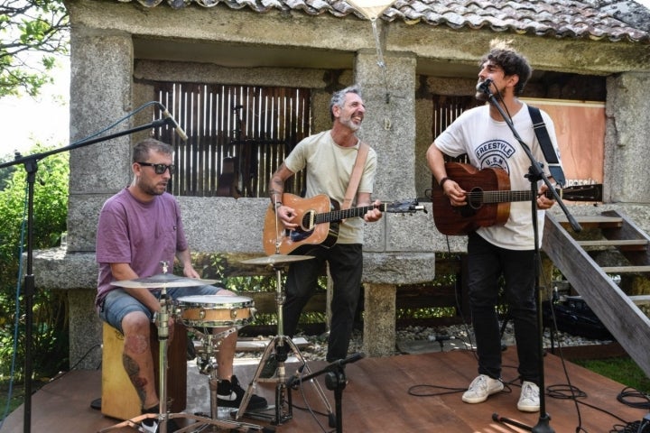 Un domingo cualquiera en 'Casa Solla': Pepe Solla junto al grupo 'La Mosca Valiente'