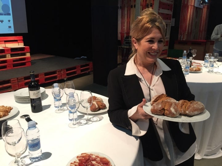 Luisa López y sus corazones de pan. Foto: Cortesía de la Fundación Donostia/San Sebastián 2016.