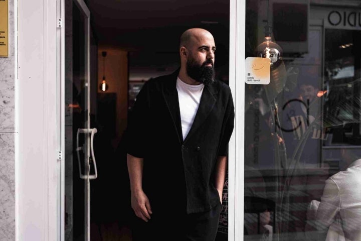 Juanma Pérez en la puerta de su cafetería.