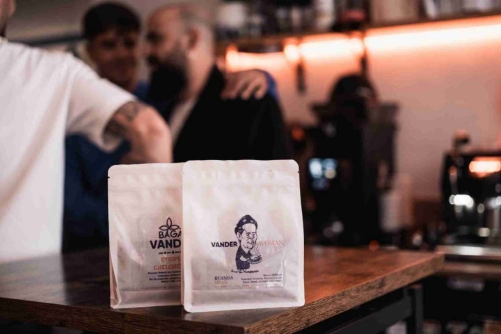 Paquetes del café de Vander Coffee para llevártelo a casa.