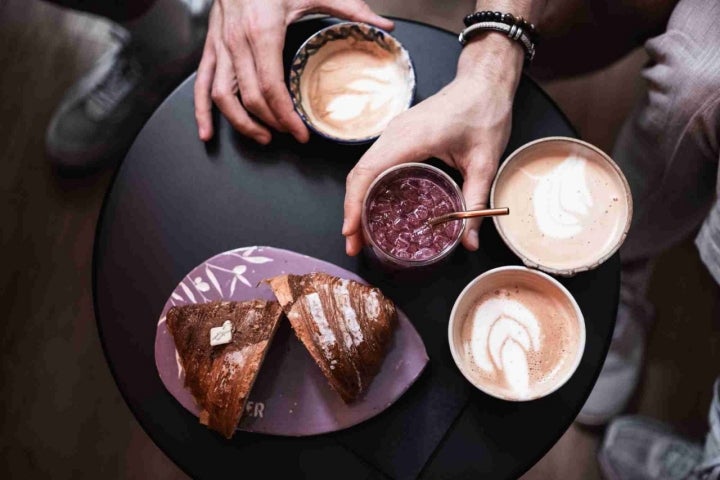Café, cóctel y bollería.