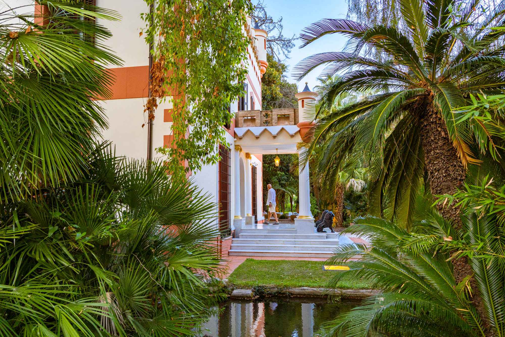 Hay indicios de que esta villa indiana de finales del XIX habría sido diseñada por José Fontserè Mestre, uno de los maestros de Gaudí.