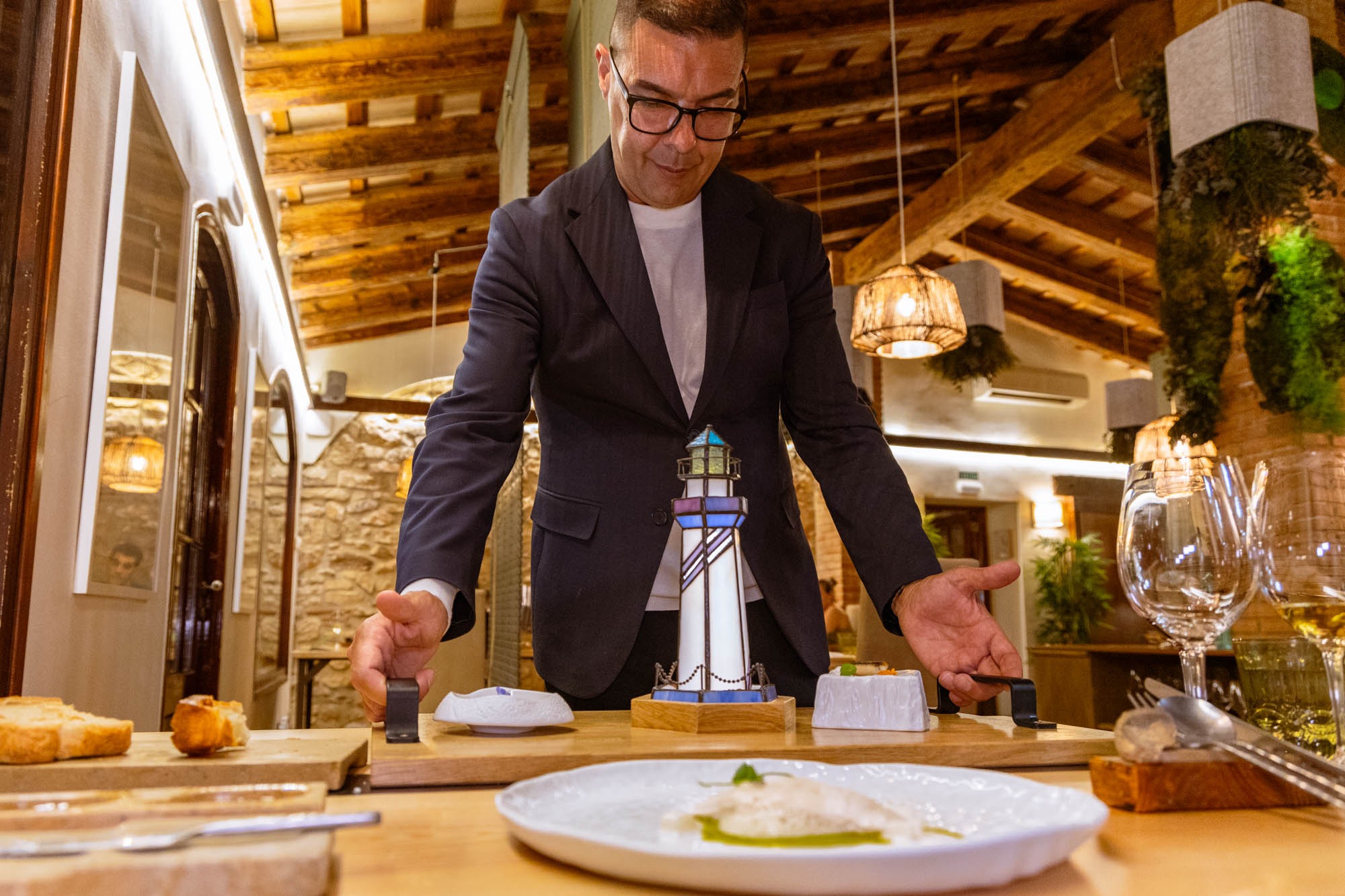 Fernando Marqués presenta la secuencia de “Faro del Fangar”, con platos de pureza marina.