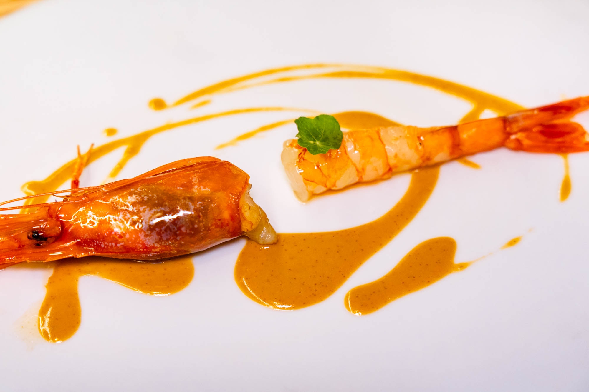 Gamba roja de l’Ametlla de Mar a la brasa con una crema de marisco.