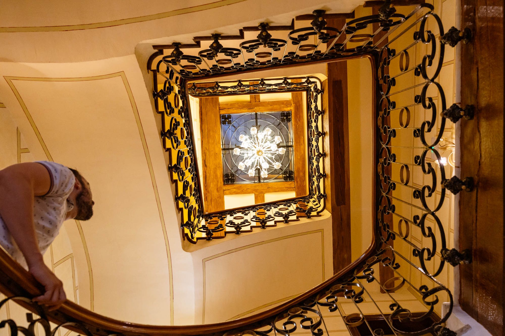 Escalinata de la villa indiana, que da acceso al palacete histórico donde se ubica el puñado de habitaciones históricas.