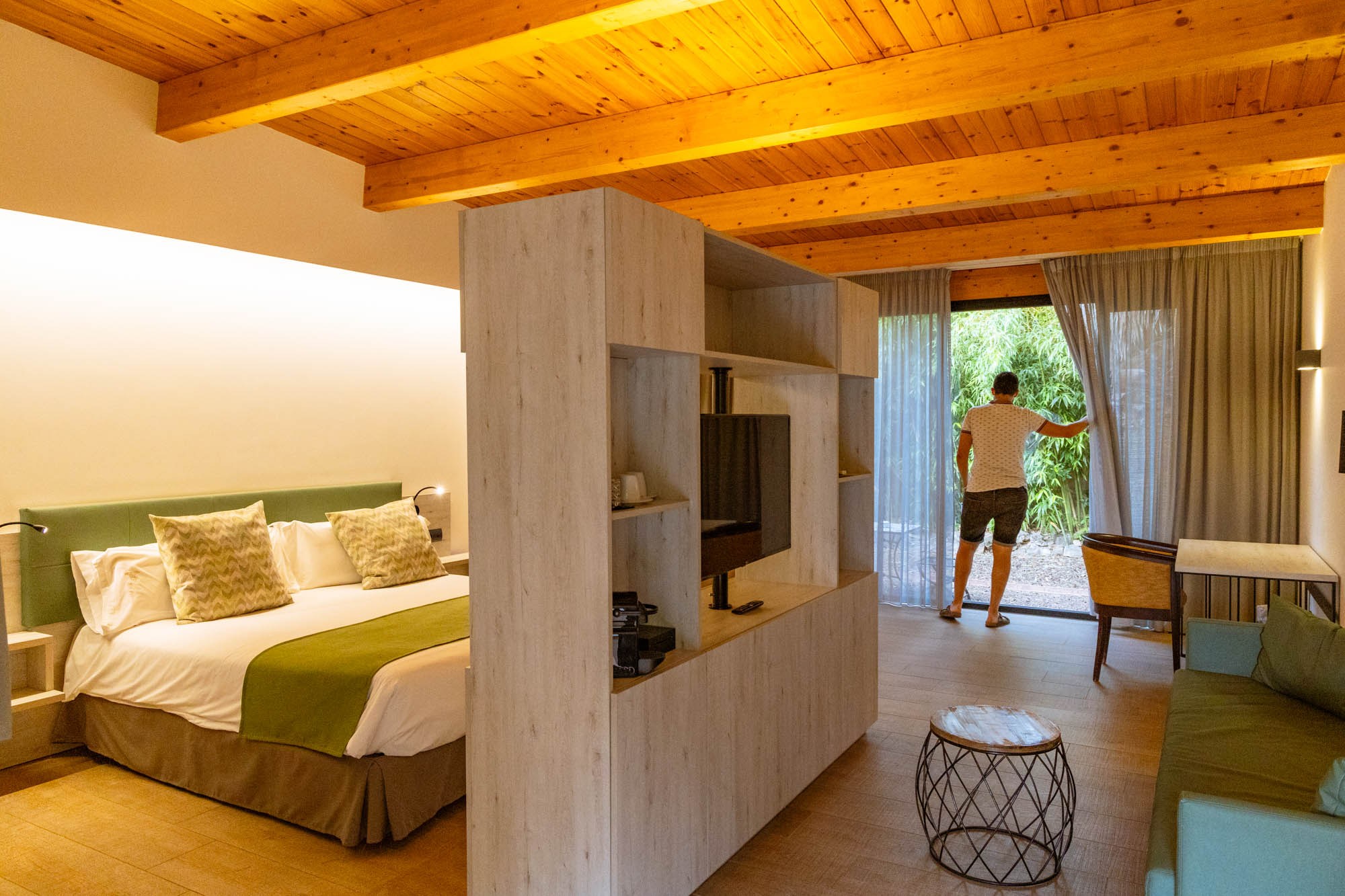 Una de las habitaciones modernas de la finca, sin el encanto de las históricas, pero con el placer de un patio privado.