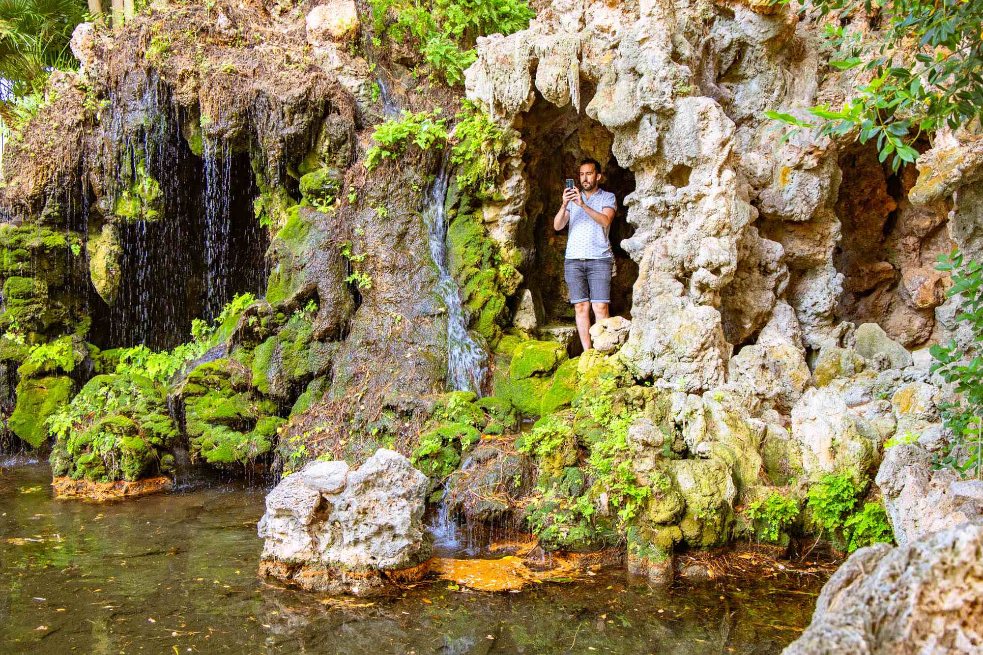La gruta romántica, de 1904, forma parte del conjunto protegido como Bien Cultural de Interés Local.