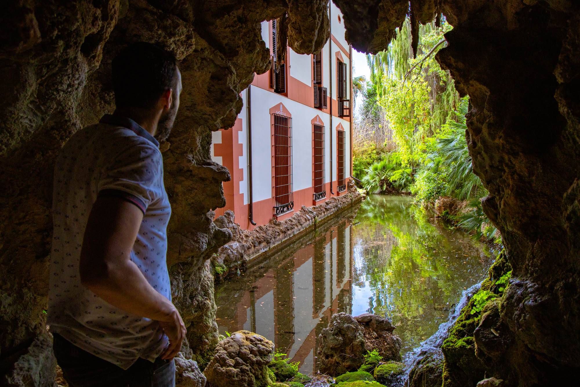 Las vistas del hotel desde la gruta son evocadoras.