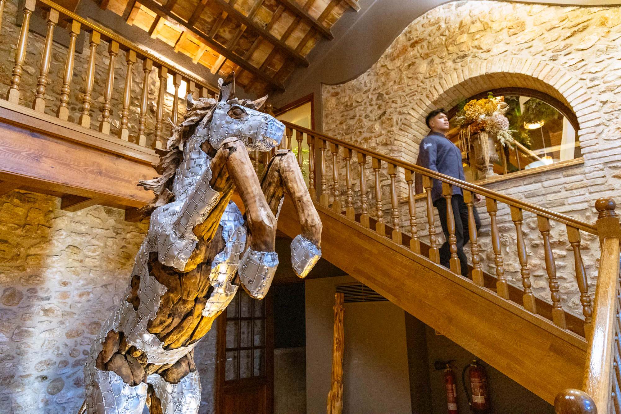 Una estatua de un caballo da la bienvenida, honrando a los animales que antes pasaban la noche en lo que hoy es la bodega.