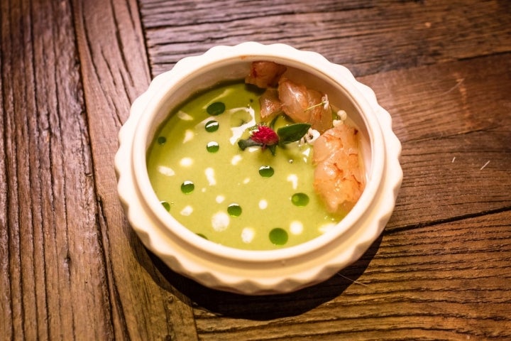 Caldo encurtido de algarroba con gamba macerada en Kombu y vinagre de cayena y ajo.