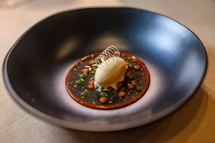 Ramallet y Mahonés. agua de tomate ahumada al sarmiento, caramelo de tomate,esféricos de albahaca, helado de mahonés añejo y caramelo de mahonés.