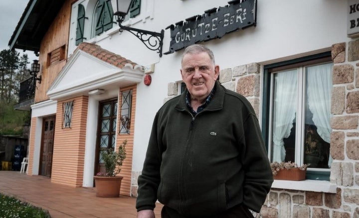 El chef junto a la entrada de su restaurante. Foto: Usoz