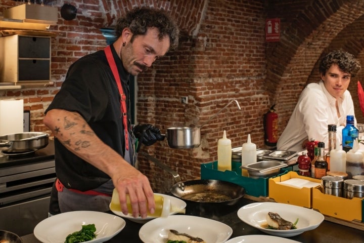 Cocina y sala se fusionan en un mismo espacio.