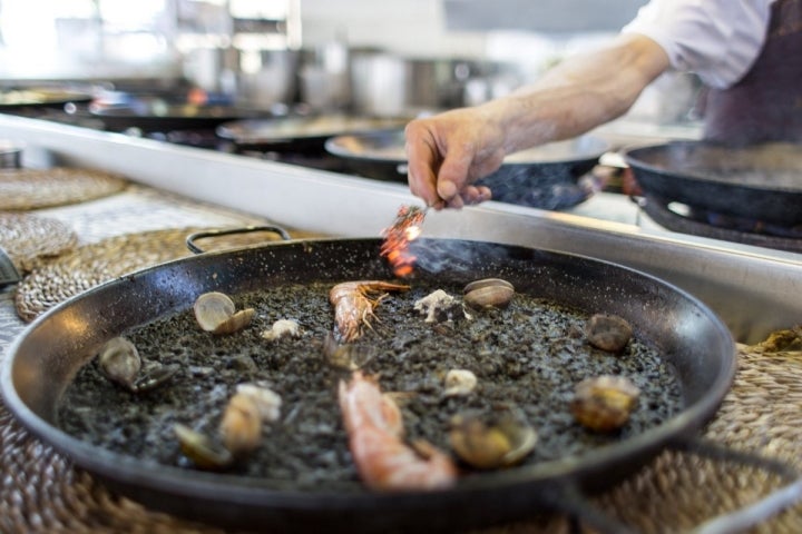 El arroz negro es una de las especialidades del Escribá.