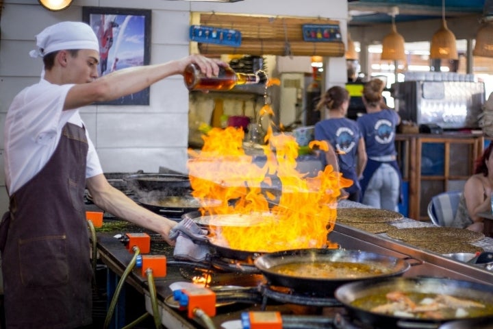 Los cocineros manejandose con los fuegos son la alternativa a las vistas al mar a la hora de elegir mesa.