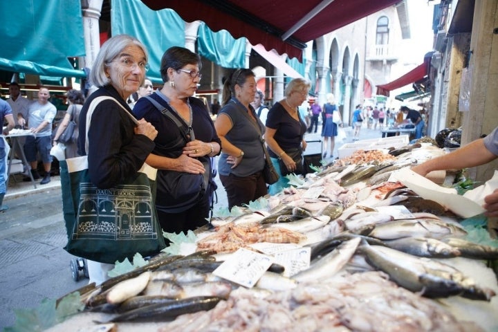 Recetas de 'El sabor de Venecia': Roberta Pianaro y Donna Leon en el mercado de Rialto