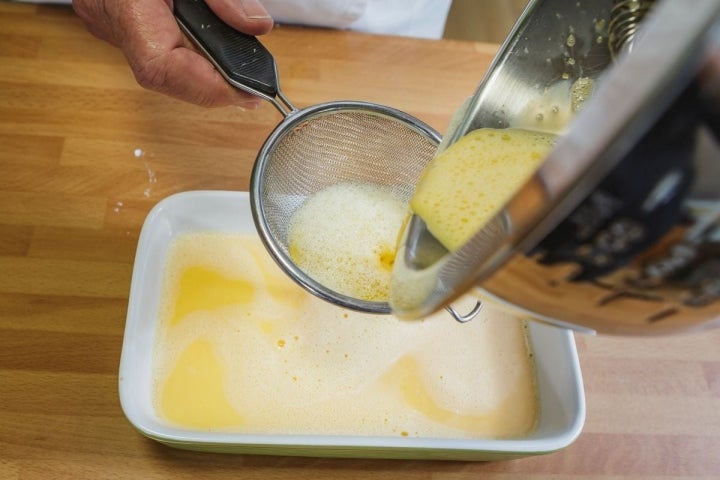 Colando el batido para meter al horno las Tigeladas