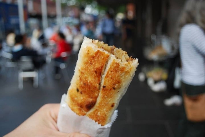 Los boreks también pueden rellenarse de carne. Foto: Alpha / Flickr (con CC).