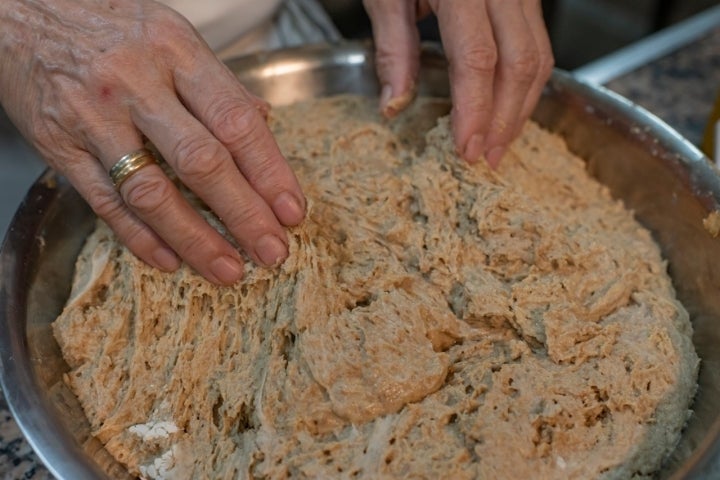 Empanada de maíz y berberechos masa