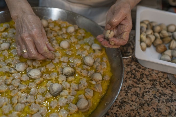 Empanada de maíz y berberechos berberechos