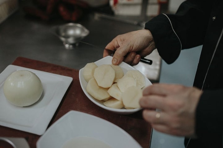 Carlos Barreiro, el cocinero del local, nos hace la receta paso a paso.