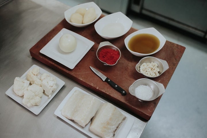 Toma nota de los ingredientes para preparar el bacalo en casa.