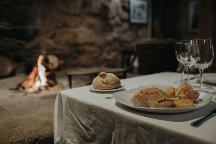 Después, ya solo es sentarse a la mesa y degustar el bacalao junto al fuego.