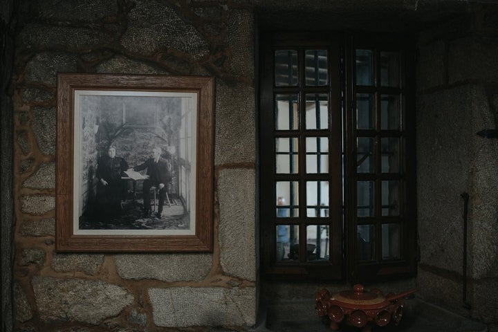 Los muros de piedra y los detalles de 'Casa Rosalía' nos recuerdan dónde estamos.