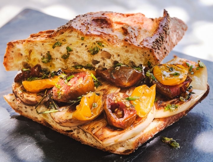 Bocadillo de pan rústico con verduras asadas