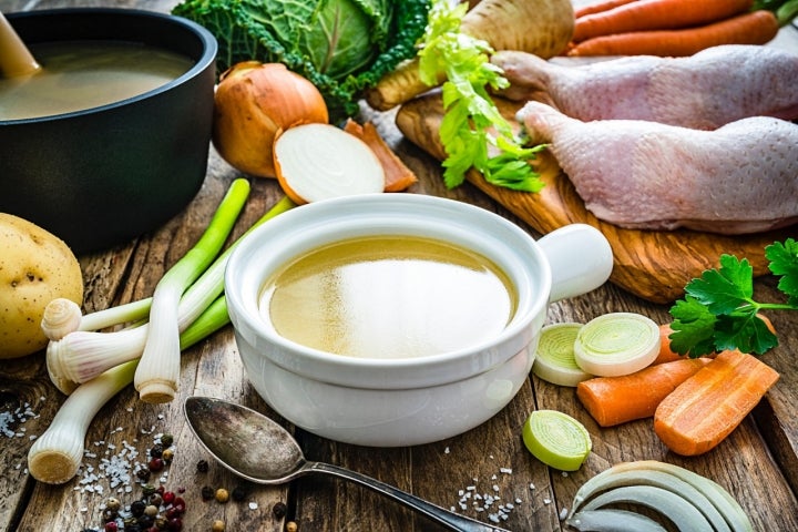 Recetas de caldos de huesos de pollo.