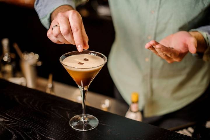 Cócteles caseros. Martini expreso. Foto: Shutterstock.