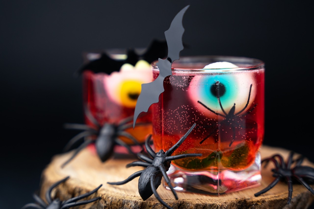 4 pócimas terroríficas para brindar en Halloween (también sin alcohol)