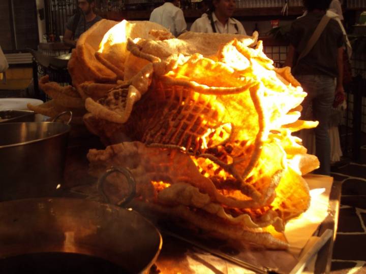 Piel de cerdo frita, allí se llama chicharrón y aquí serían cortezas de cerdo fritas. Allí fríen enteras las pieles del chancho. La imagen es del Restaurante Arroyo, México DF.  Foto: R.T.