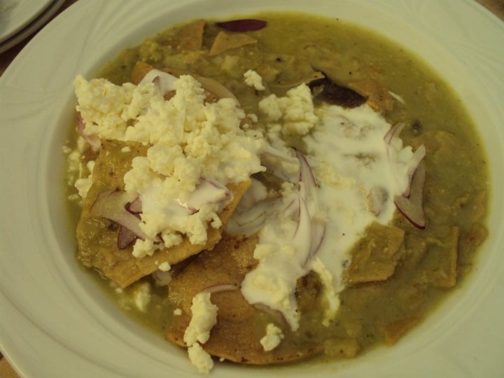 Chilaquiles mexicanos (tortillas de maíz en trozos recién fritas) con salsa de tomatillo verde, bien picante, con los que no puede faltar la crema de leche. Es uno de los mejores desayunos del mundo, una delicia. Foto: R.T.