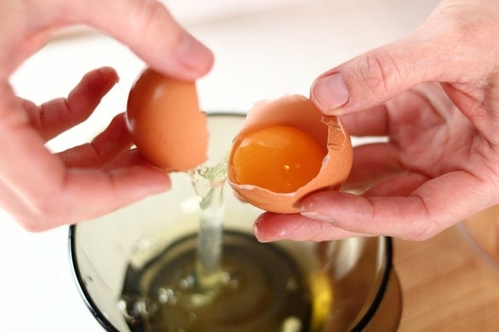 Para comenzar con el dulce de yemas, lo primero es separar la clara de la yema. Foto: Shutterstock.