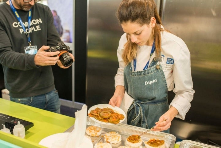 Elaborando el bocata.