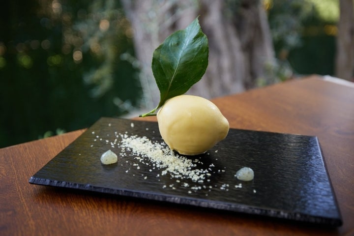 La combinación del chocolate blanco y el cítrico del limón chispea en boca.