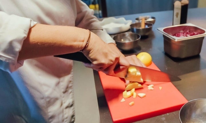 Receta con lombarda: picando manzana