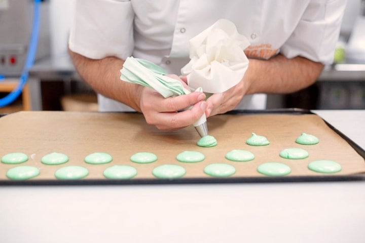 Macarron de aceite virgen extra con ganache de chocolate blanco: preparación de los macarron para hornear