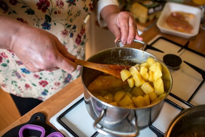 Pelar las patatas y cortarlas en dados.