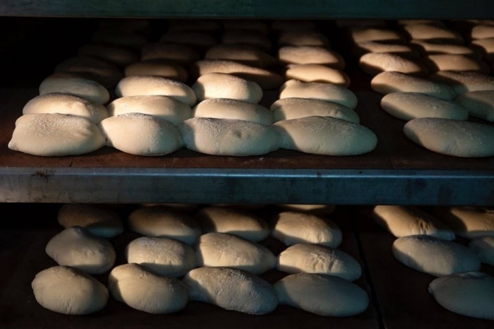 Mollete de Antequera: molletes en el horno