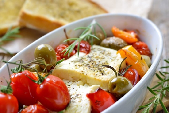 Las aceitunas también quedan bien en este plato. Foto: Agefotostock.