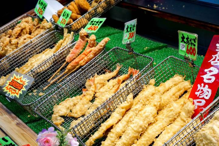 Cualquier pescado sumergido en un batido, frito en aceite y servido en un caldo caliente se llama tempura. Foto: Shutterstock.